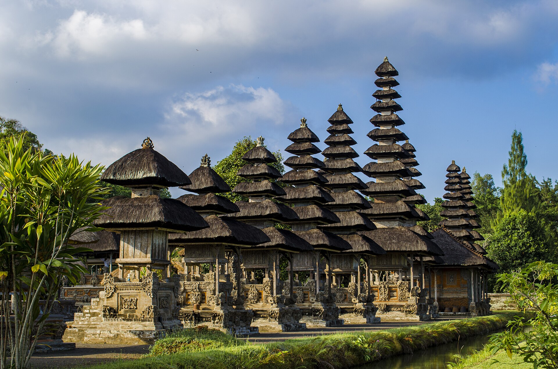 Deretan meru di Pura Taman Ayun, Mengwi, dengan parit di depannya