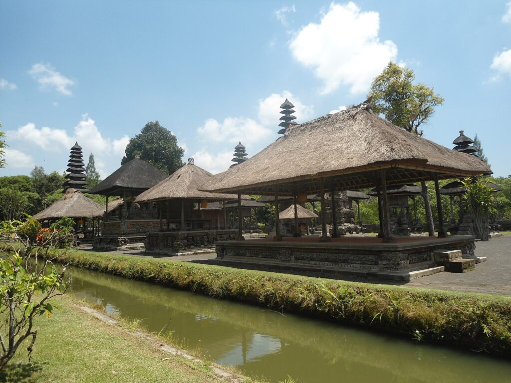 Bale dan meru di dalam Pura Taman Ayun dengan parit di depan pelataran