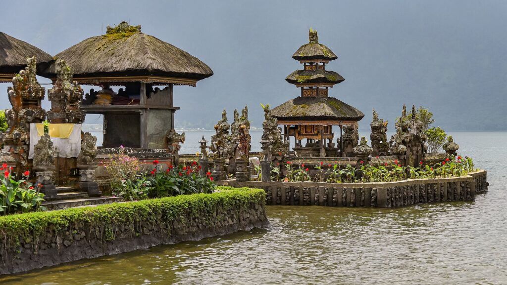 Danau Beratan dan pura di kawasan Bedugul