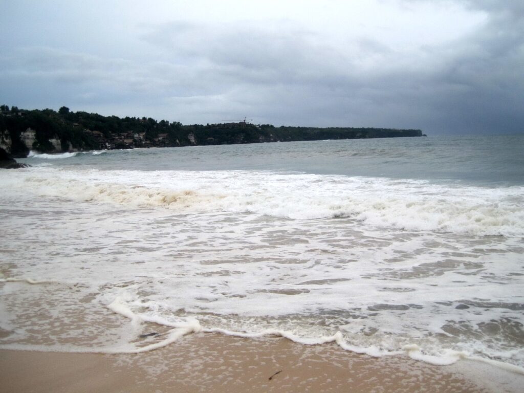 Tebing di kawasan Pantai Dreamland Pecatu, Bali
