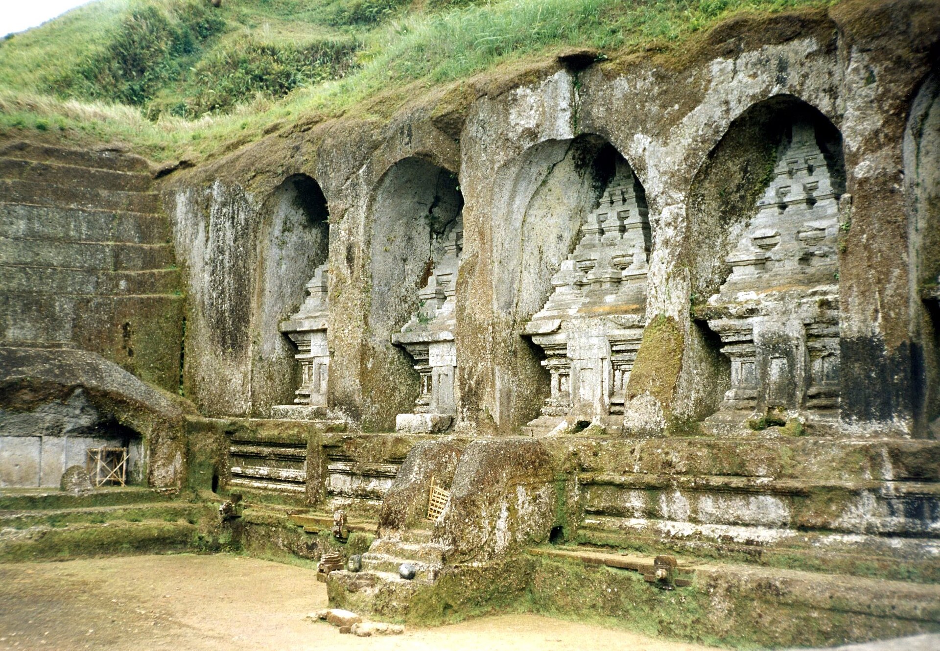 Candi tebing Gunung Kawi di Tampaksiring dengan ceruk batu dan menara