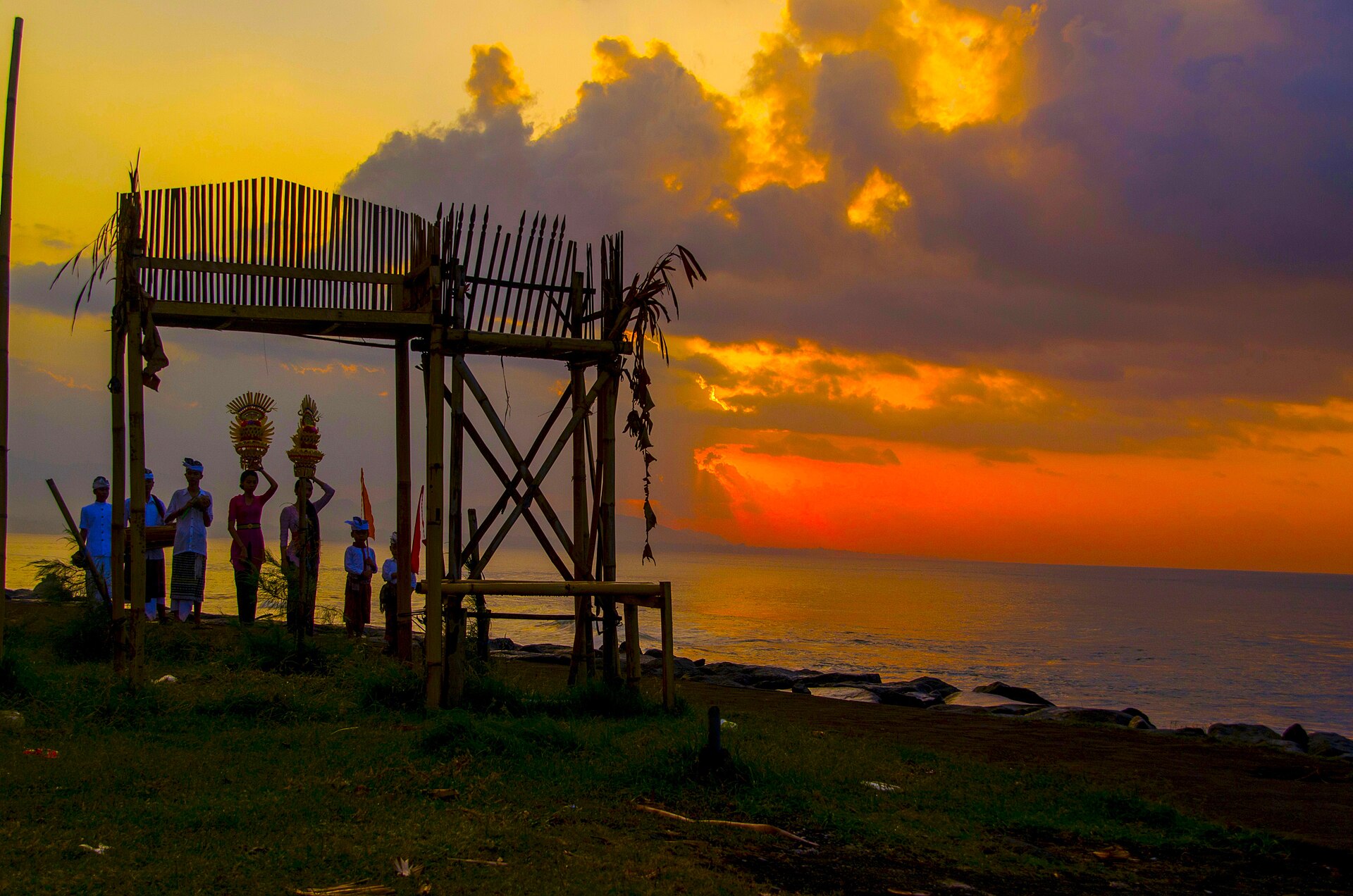 Upacara di tepi Pantai Keramas saat cahaya sore mengenai laut
