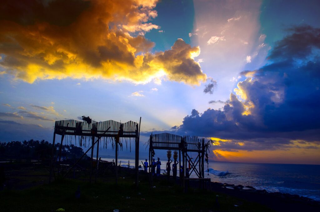 Langit dan bangunan bambu di tepi Pantai Keramas, Gianyar