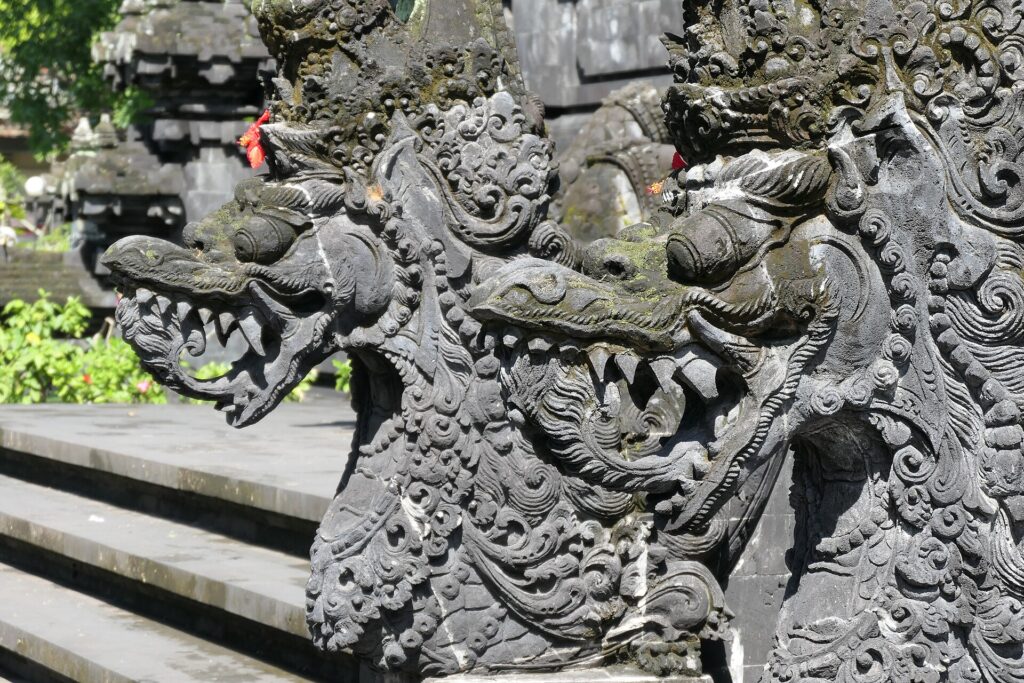 Ukiran makara di gerbang Pura Goa Lawah, Klungkung