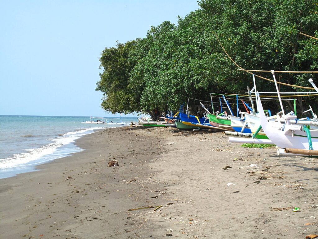 Pantai Lovina di Bali utara pada pagi hari