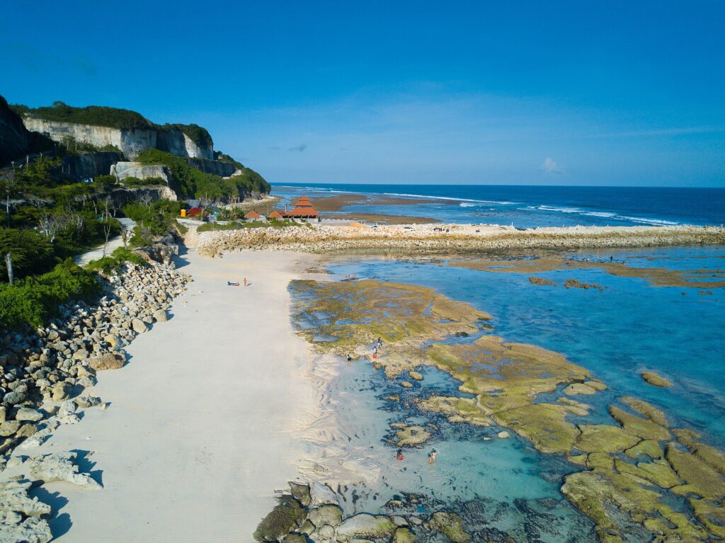 Pasir dan tebing kapur di Pantai Melasti, Ungasan, Bali