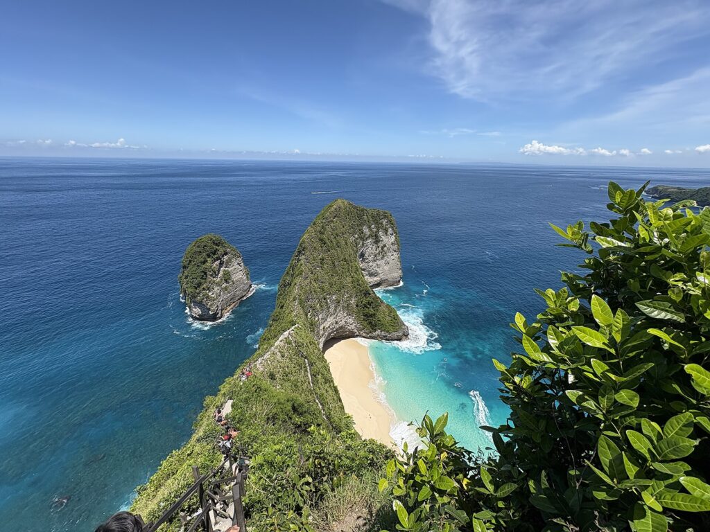 Pemandangan laut dari tebing Nusa Penida