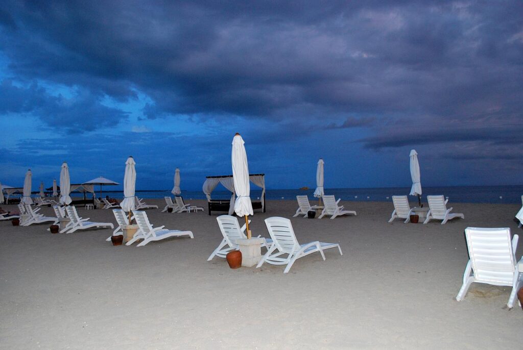 Pasir Pantai Nusa Dua dengan deretan kursi dan payung menghadap laut