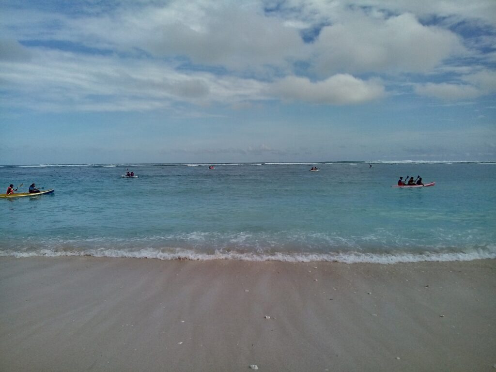 Tebing dan garis pantai di Pantai Pandawa Bali