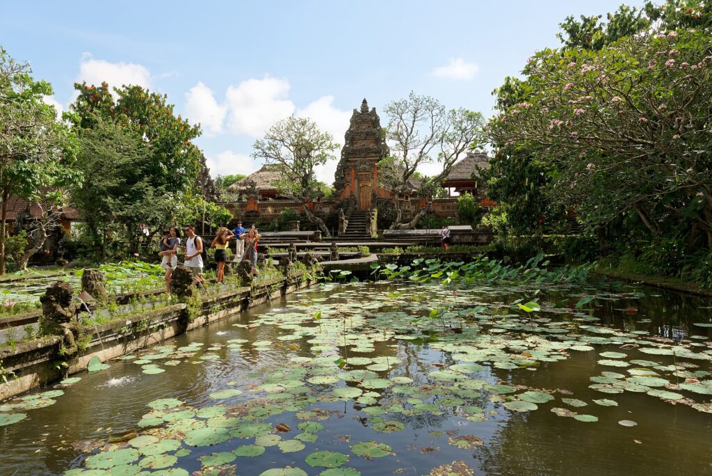 Pura Taman Saraswati di Ubud dengan kolam teratai di depan gerbang