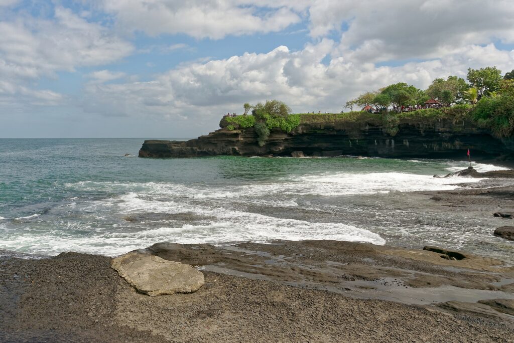 Pantai dan pura di kawasan wisata Tanah Lot Bali