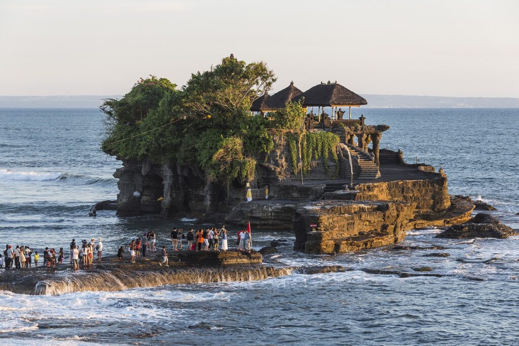 Pura Tanah Lot di atas batu karang, Tabanan, Bali