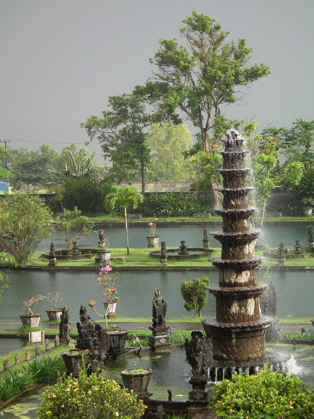 Pancuran bertingkat di istana air Tirta Gangga, Karangasem