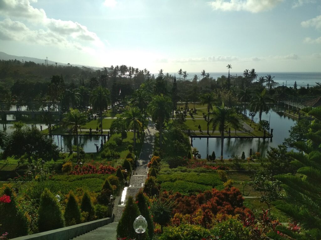Taman dan kolam Taman Ujung di Karangasem dengan laut di kejauhan