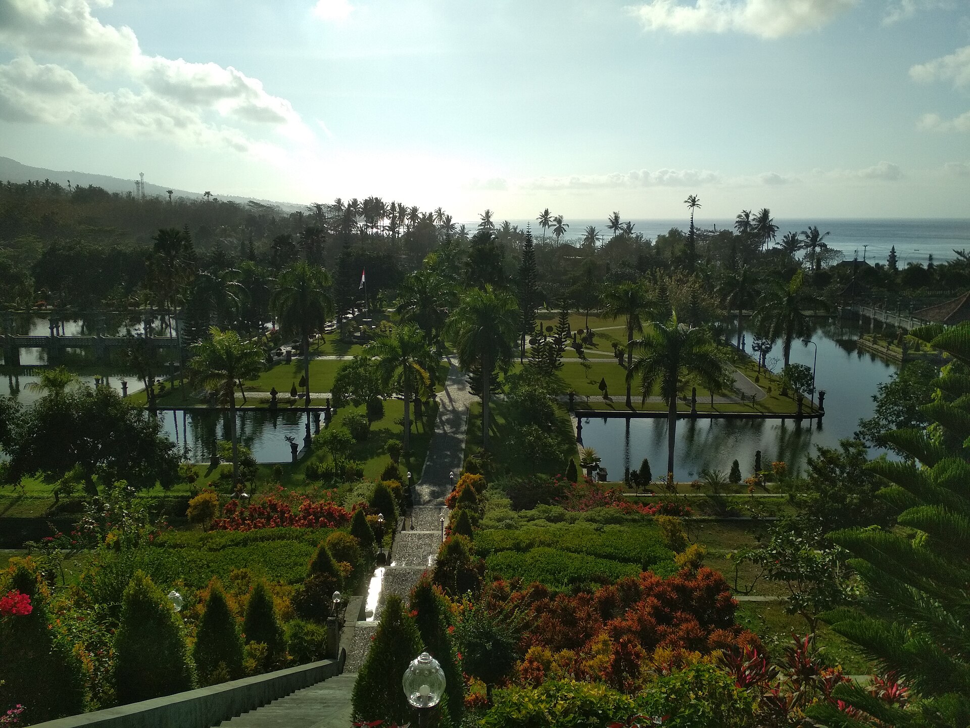 Taman dan kolam Taman Ujung di Karangasem dengan laut di kejauhan