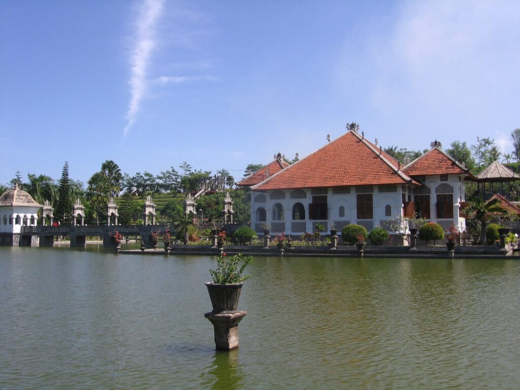 Bangunan utama Taman Ujung di atas kolam, Karangasem