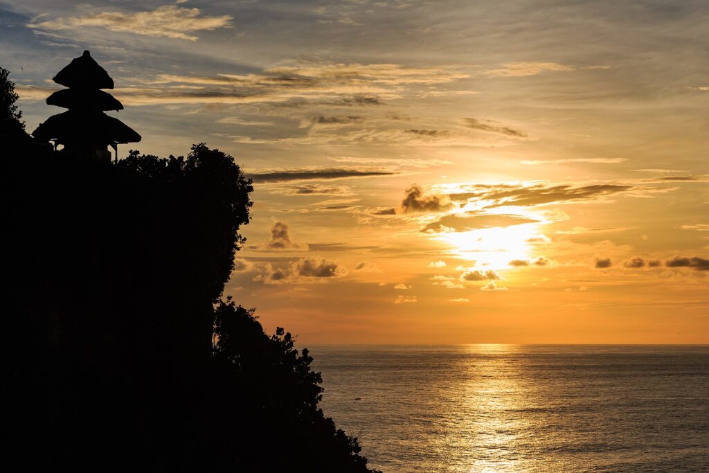 Tebing dan pura di kawasan Uluwatu Bali